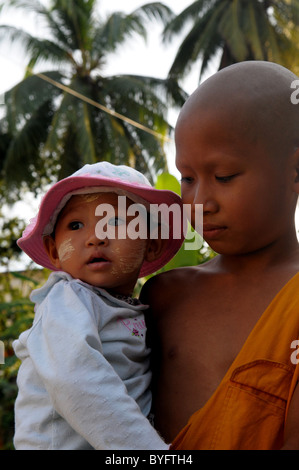 junge Anfänger hält seine kleine Schwester, Wat Chumphon Khiri (Chumphon Khiri Tempel), Mae Sot, Nord-thailand Stockfoto