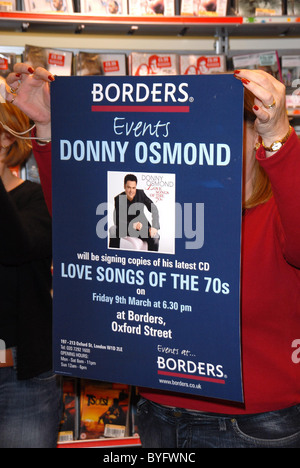 Donny Osmond unterschreibt Kopien seiner neuen CD "Love Songs der 70er Jahre" an der Grenzen in London, England - 09.03.07 Stockfoto