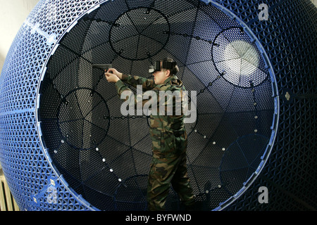 VIRTUSPHERE VirtuSphere ist eine riesige, menschliche Größe Hamster-Kugel auf Rollen, die an einem Ort bleibt, wie er sich dreht. Die Idee ist, lassen Stockfoto