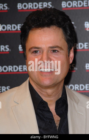 Donny Osmond unterschreibt Kopien seiner neuen CD "Love Songs der 70er Jahre" an der Grenzen in London, England - 09.03.07 Stockfoto