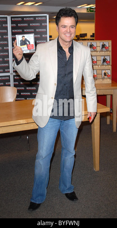 Donny Osmond unterschreibt Kopien seiner neuen CD "Love Songs der 70er Jahre" an der Grenzen in London, England - 09.03.07 Stockfoto