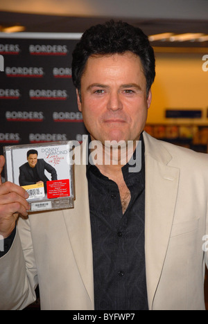 Donny Osmond unterschreibt Kopien seiner neuen CD "Love Songs der 70er Jahre" an der Grenzen in London, England - 09.03.07 Stockfoto