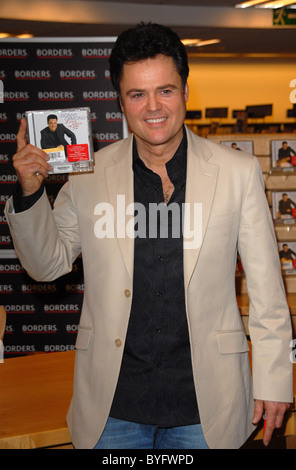 Donny Osmond unterschreibt Kopien seiner neuen CD "Love Songs der 70er Jahre" an der Grenzen in London, England - 09.03.07 Stockfoto