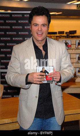 Donny Osmond unterschreibt Kopien seiner neuen CD "Love Songs der 70er Jahre" an der Grenzen in London, England - 09.03.07 Stockfoto