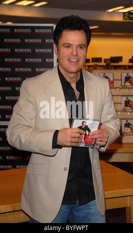 Donny Osmond unterschreibt Kopien seiner neuen CD "Love Songs der 70er Jahre" an der Grenzen in London, England - 09.03.07 Stockfoto