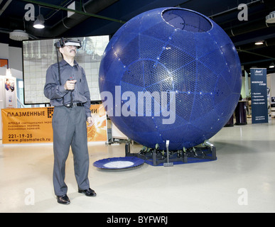 VIRTUSPHERE VirtuSphere ist eine riesige, menschliche Größe Hamster-Kugel auf Rollen, die an einem Ort bleibt, wie er sich dreht. Die Idee ist, lassen Stockfoto