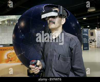 VIRTUSPHERE VirtuSphere ist eine riesige, menschliche Größe Hamster-Kugel auf Rollen, die an einem Ort bleibt, wie er sich dreht. Die Idee ist, lassen Stockfoto