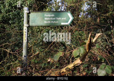 Eine bewachsene Metall Fußweg Schild die Strecke nach Washington Wildfowl Park und North Hylton, North East England Stockfoto