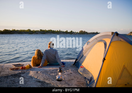 Paar Campingplatz am Meer Stockfoto