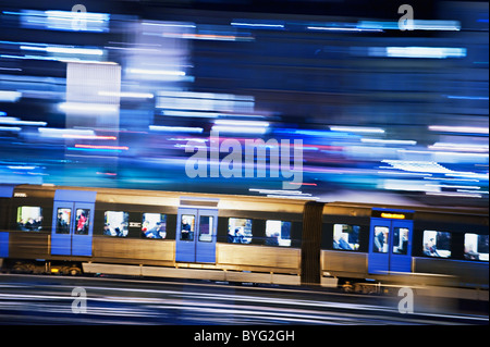 U-Bahn-Zug in der Nacht Stockfoto