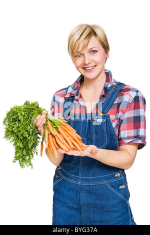 Frau mit Haufen von Karotte vor weißem Hintergrund, Lächeln, Porträt Stockfoto