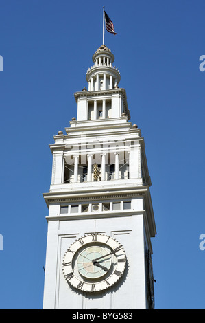 Die historischen Glockenturm von San Francisco Ferry Building an einem Sommernachmittag mit einem blauen Himmel Stockfoto