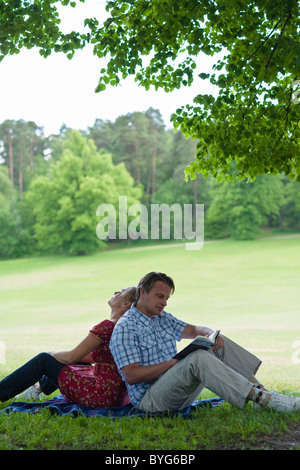 Junges paar entspannende im park Stockfoto