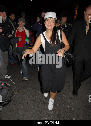 * ALLEN verhaftet über PAPARAZZI Angriff britischer Popstar LILY ALLEN für Kung-Fu-Tritte Mitglied der Londoner verhaftet worden ist Stockfoto