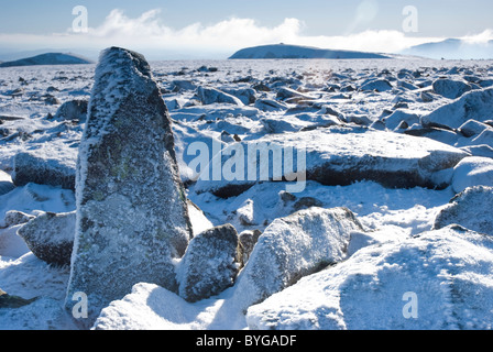 Eis bedeckte Felsen auf dem Gipfel des Nethermost Pike, Lakelandpoeten Reihe, Lake District, Cumbria Stockfoto