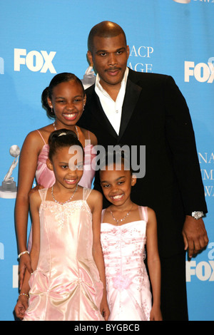 Tyler Perry, Sierra Aylina McClain, Lauryn Alisa McClain und China Anne McClain NAACP Image Awards - Press Room-Schrein Stockfoto