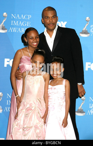 Tyler Perry, Sierra Aylina McClain, Lauryn Alisa McClain und China Anne McClain NAACP Image Awards - Press Room-Schrein Stockfoto