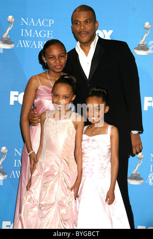 Tyler Perry, Sierra Aylina McClain, Lauryn Alisa McClain und China Anne McClain NAACP Image Awards - Press Room-Schrein Stockfoto