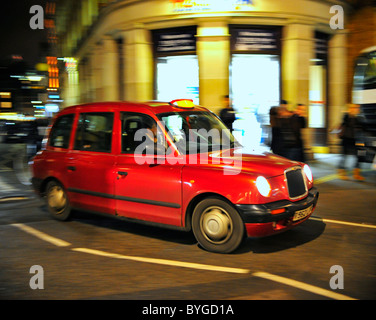 Red Taxi Cab in Bewegung auf den Straßen von London Stockfoto