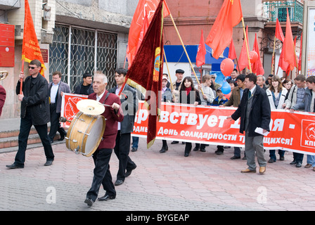 ULAN-UDE, Russland - 1.Mai: Kommunisten demonstrieren Lenin Straße entlang mit einem Orchester voraus am jährlichen Tag der Arbeit, 1. Mai 2009 Stockfoto