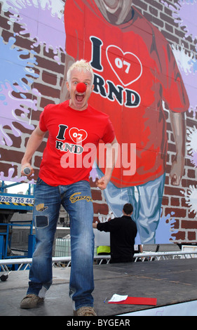 Mark Speight in einem Fototermin für Comic Releif, "The M³ller große Kunst Project" die TV-Moderatorin präsentiert riesigen Mosaik Gemälde von Stockfoto