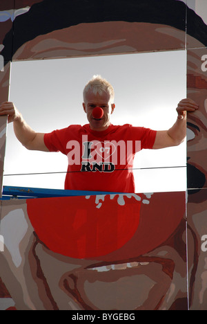 Mark Speight in einem Fototermin für Comic Releif, "The M³ller große Kunst Project" die TV-Moderatorin präsentiert riesigen Mosaik Gemälde von Stockfoto