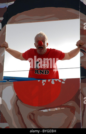 Mark Speight in einem Fototermin für Comic Releif, "The M³ller große Kunst Project" die TV-Moderatorin präsentiert riesigen Mosaik Gemälde von Stockfoto