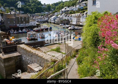 Fuß hinunter zum Hafen an die ziemlich englischen Dorf Polperro in Cornwall, England, UK Stockfoto