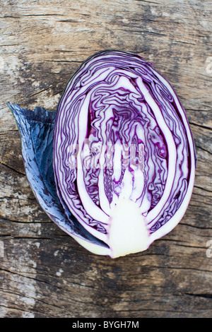 Draufsicht auf die Hälfte der Rotkohl auf Holztisch Stockfoto