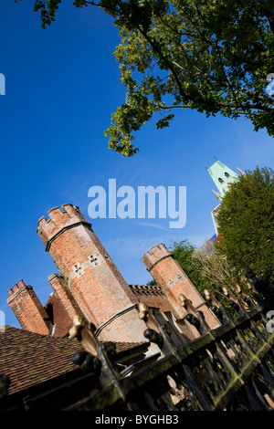 Winchester Abtei mit Guildhall Clock Tower in den Hintergrund, Hampshire, England, UK Stockfoto