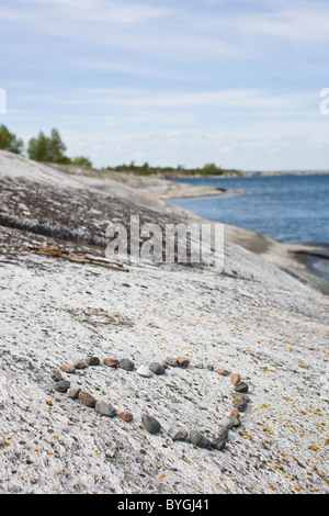 Kieselsteine in Form von Herzen am Strand Stockfoto