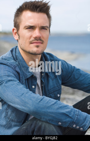 Porträt von Mitte erwachsener Mann Stockfoto