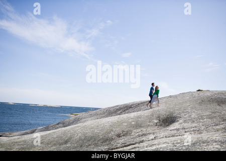 Paare, die direkt am Meer, die Hand in Hand Stockfoto