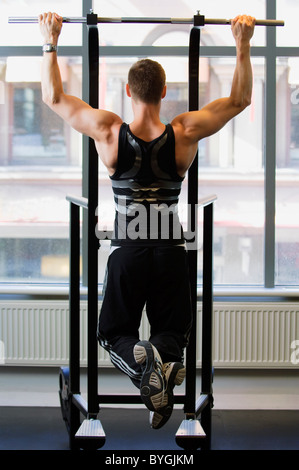 Männliche Sportler tun ziehen USV im Fitness-Studio Stockfoto