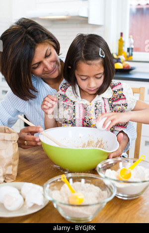 Mutter mit Tochter in Küche Backen Stockfoto