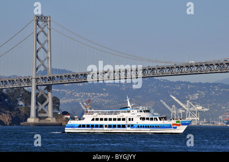 Der Marin von Golden Gate Ferry Fähre vor der Bay Bridge, San Francisco - Oakland-Docks im Hintergrund Stockfoto