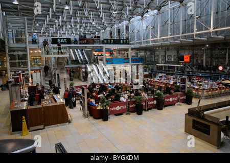Essen trinken & Einkaufsviertel an der Hauptstrecke Bahnhof Paddington London England UK Stockfoto