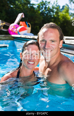 Porträt des Paares im Schwimmbad Stockfoto