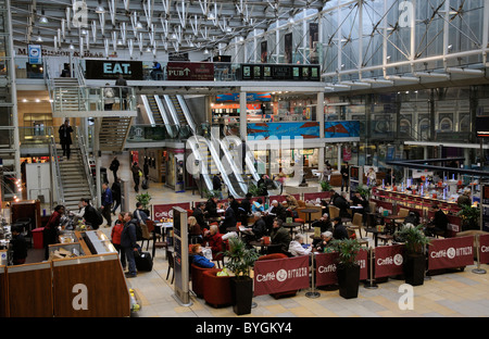 Essen trinken & Einkaufsviertel an der Hauptstrecke Bahnhof Paddington London England UK Stockfoto