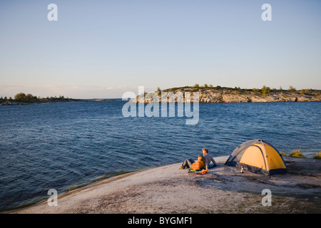 Paar Campingplatz am Meer Stockfoto