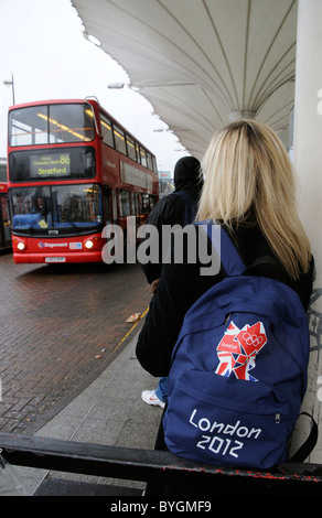 Besucher nach London kommen, London 2012 Olympische Rucksack am Busbahnhof Stratford in East London England UK Stockfoto