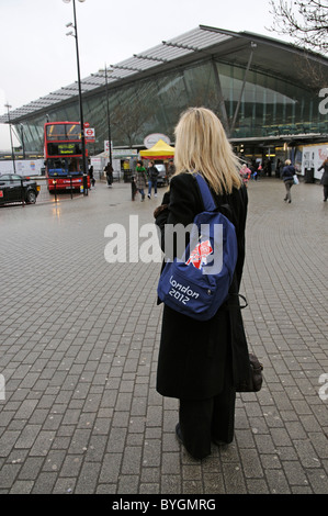 Besucher nach London kommen, London 2012 Olympische Rucksack am Busbahnhof Stratford in East London England UK Stockfoto