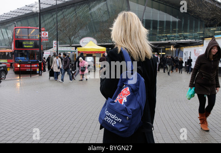 Besucher nach London kommen, London 2012 Olympische Rucksack am Stratford Bus & Bahnhof im Osten London England UK Stockfoto