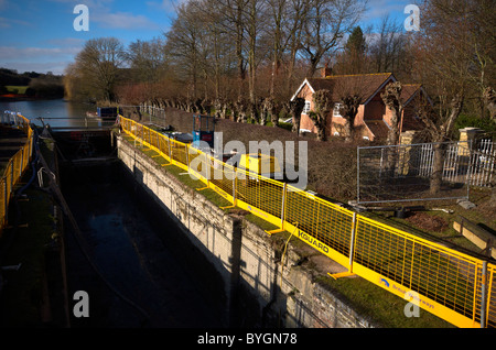 Dunn Mühle Schloss Kennet Avon Canal Hungerford Berkshire UK Wartung Tore Stockfoto
