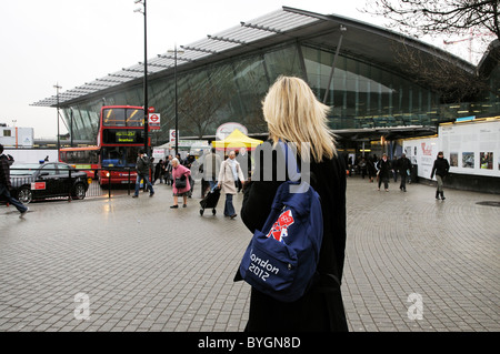 Besucher nach London kommen, London 2012 Olympische Rucksack am Busbahnhof Stratford in East London England UK Stockfoto