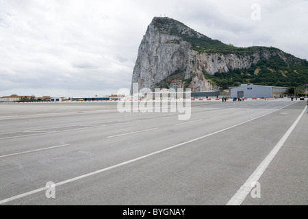 Dual-Use-asphaltierte Straße führt zu den Felsen von Gibraltar aus Spanien-Grenze. Es kreuzt die Flughafen-Landebahn / Startbahn / laufen weg. Stockfoto