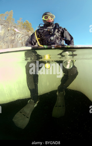 Split Level, sitzt Eis Taucher auf dem Eis im Weißen Meer, Arktis Stockfoto