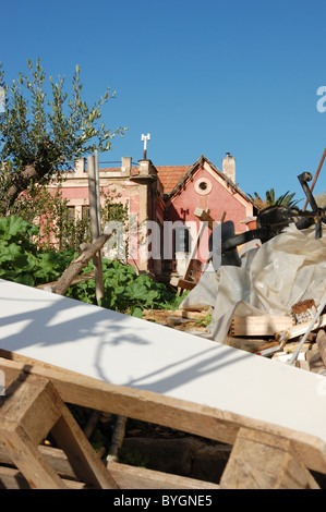 Haufen von gebrochenen Möbel und Trümmer in den verlassenen neoklassizistische Hausgarten. Stockfoto