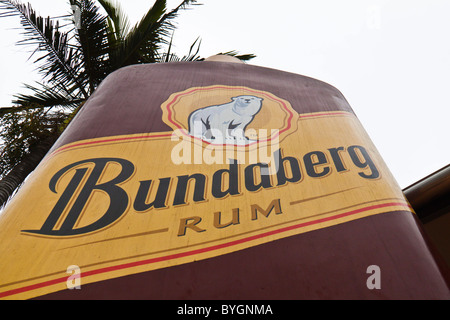 Statue von einer Flasche in der Bundaberg Rum-Fabrik, Bundaberg, Queensland. Heimat einer der Thr die meisten Famoud Rum der Welt ist. Stockfoto