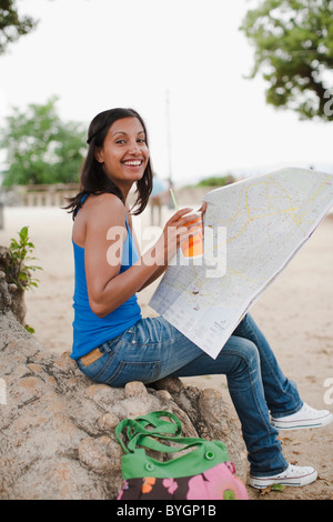 Porträt der Frau mit Karte und Getränke im park Stockfoto